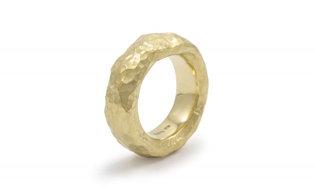 geschmiedeter Ring aus Gold mit gehämmerter Struktur