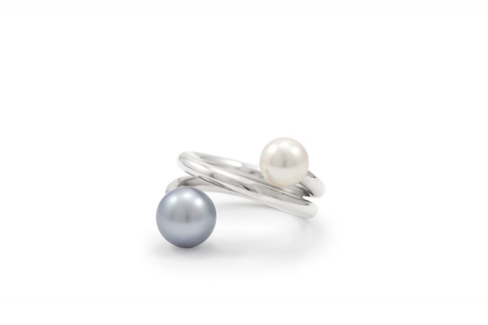 Gewickelter Silberring mit verschieden farbenen Perlen